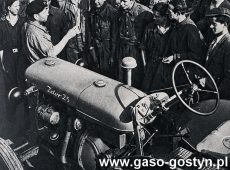6332.Pracownicy PGR Gola przy ciagniku Zetor 25 (ok. 1950 r.)