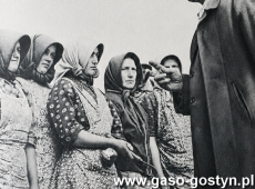 6333.Franciszek Musielak-przewodniczacy rolnej rady zakladowej wraz z  pracownicami PGR Gola (ok. 1950 r.)