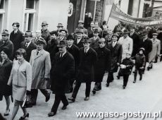 6334.Pracownicy Kombinatu PGR Gola w pochodzie 1-majowym w Gostyniu (ulica 1 Maja, 1970 r.)