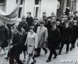 6334.Pracownicy Kombinatu PGR Gola w pochodzie 1-majowym w Gostyniu (ulica 1 Maja, 1970 r.)