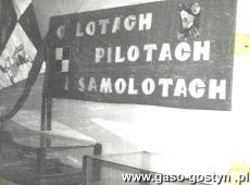 6335. O lotach, pilotach i samolotach - wystawa w Bibliotece Publicznej Miasta i Gminy w Gostyniu (1977 r.)