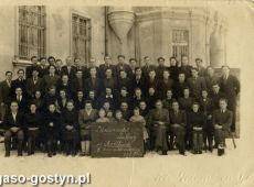 6339.Sluchacze Uniwersytetu Ludowego (drugi kurs meski i wiciowy) w Chwalkwowie (1948 r.)