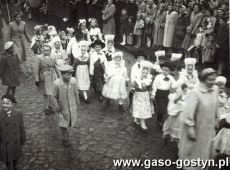 6378.Dzieci z Przedszkola Rzemieslniczego w Gostyniu w pochodzie 1-majowym (1 maja 1956 r.)