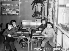 6393.Uczniowie Szkoly Podstawowej w Pepowie (1980 r.).JPG