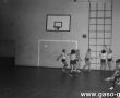 6403.Lekcja wychowania fizycznego w szkole Podstawowej w Pepowie (1980 r.).JPG