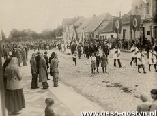 641.Procesja prymicyjna ksiedza Jaroslawa Jankiewicza po blogoslawien‌stwie  w rodzinnym domu (Hotel Francuski) do gostynskiej fary (Gostyn, ulica Kolejowa, 19 czerwca 1932 r.)