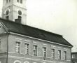 6424.Ratusz w Poniecu na zdjeciu z poczatku lat 80. XX wieku