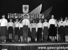 6429.Miejsko-Gminny Osrodek Kultury Hutnik w Gostyniu - akademia z okazji 42. rocznicy zakonczenia II wojny swiatowej (1987 r.)