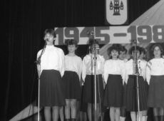 6431.Miejsko-Gminny Osrodek Kultury Hutnik w Gostyniu - akademia z okazji 42. rocznicy zakonczenia II wojny swiatowej (1987 r.)