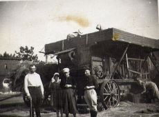6433.Mlocka na gospodarczym podworzu w Pudliszkach (1946 r.).JPG
