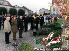 6434.Manifestacja patriotyczno-religijna w 57. rocznice rozstrzelania przez Niemcow 30 obywateli miasta i okolicy (21 pazdziernika 1996 r.)