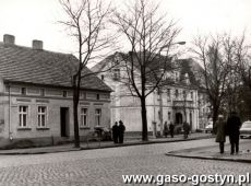 6438.Przychodnia lekarska i dom (zostaly juz wyburzone) przy ulicy Marchlewskiego (obecnie Wroclawska) w Gostyniu - poczatek lat 70. XX wieku