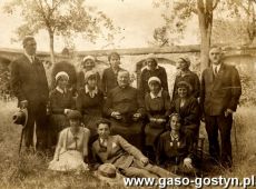 644.Ksiadz Wladyslaw Sluzalek COr z chorzystami w ogrodzie przyklasztornym na Swietej Gorze w Gostyniu (15 maja 1932 r.)