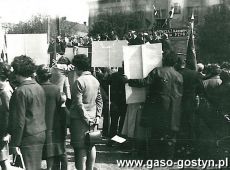 6443.Rynek w Gostyniu - wiec 1-majowy (1972 r.)