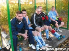 6445.Derbowy mecz A-klasy Wielkopolanka Szelejewo - Korona Piaski 4-1 (boisko w Szelejewie, 2012 r.), lawka rezerwowych Wielkopolanki