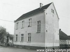 6454.Budynek Szkoly Podstawowej w Kunowie na poczatku lat 80. XX wieku