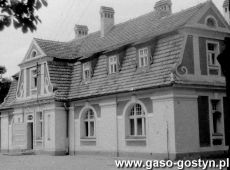 6467.Dwor w Cichowie wybudowany w 1908 roku dla Bukowieckich wedlug projektu Rogera Slawskiego na zdjeciu z 1982 roku.JPG