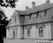 6467.Dwor w Cichowie wybudowany w 1908 roku dla Bukowieckich wedlug projektu Rogera Slawskiego na zdjeciu z 1982 roku.JPG