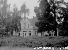 6468.Dwor w Cichowie wybudowany w 1908 roku dla Bukowieckich wedlug projektu Rogera Slawskiego na zdjeciu z 1982 roku.JPG