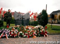 6473.Rynek w Gostyniu - obchody Swieta Niepodleglosci (11 listopada 2002 r.)