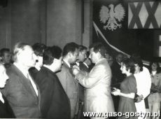 6477.Uroczysta sesja z okazji Narodowego Swieta Odrodzenia Polski-odznaczenia wrecza I sekretarz PZPR Kazimierz Zgola (Powiatowy Dom Kultury w Gostyniu, 1974 r.)