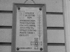 6484.Na poludniowej scianie ratusza w  6 stycznia 1959 roku odslonieto tablice ufundowana przez spoleczenstwo Krobi i okolicy w holdzie powstancom wielkopolskim (zdjecie z 1992 roku).JPG