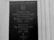 6485.Na frontowej scianie ratusza w Poniecu w 1959 roku odslonieto w holdzie powstancom wielkopolskim tablice pamiatkowa (zdjecie z 1992 roku).JPG