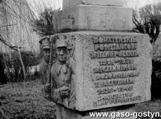 6486.W Pepowie w roku 1970 roku odslonieto pomnik poswiecony powstancom wielkopolskim, walczacym z hitlerowcami w latach 1939-1945 i ofiarom wojny (zdjecie a 1992 roku).JPG