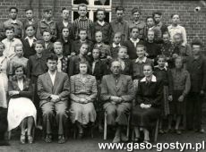 6487.Absolwenci klasy VII Szkoly Podstawowej w Bodzewie w roku szkolnym 1951-1952