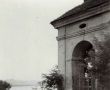 6497.Dwonnica przy kosciele sw. Michala Archaniola w Dolsku, a w tle Jezioro Wielkie Dolskie (1957 r.)