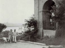 6497.Dwonnica przy kosciele sw. Michala Archaniola w Dolsku, a w tle Jezioro Wielkie Dolskie (1957 r.)