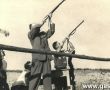 6530.Strzelnica w Starym Gostyniu - do rzutkow strzelaja Edmund Kaczmarek i Edmund Grzempowski, czlonkowie Kola Lowieckiego Drop w Gostyniu (1955 r.)