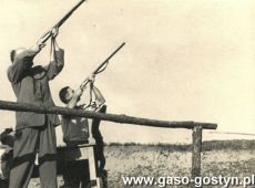 6530.Strzelnica w Starym Gostyniu - do rzutkow strzelaja Edmund Kaczmarek i Edmund Grzempowski, czlonkowie Kola Lowieckiego Drop w Gostyniu (1955 r.)