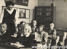 6531.Nauczycielka Teresa Pietraszewska i uczniowie Szkoly Podstawowej w Starym Gostyniu (1963 r.)