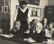 6531.Nauczycielka Teresa Pietraszewska i uczniowie Szkoly Podstawowej w Starym Gostyniu (1963 r.)