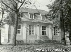 6532.Dom katolicki w Starym Gostyniu na zdjeciu z polowy lat 80. XX wieku (dom wybudowany w 1910 roku ze skladek parafian z przeznaczeniem na cele katechetyczne)