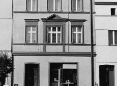 6540.Rynek w Krobi, dom pod numerem 4, wybudowany pod koniec XIX wieku, rozbudowany w 1926 roku (zdjecie z lat 80. XX wieku)