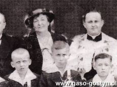 6542. I Komunia Swieta w Starym Gostyniu (1937 r.), w gornym rzedzie od lewej Jerzy Hrabak (kierownik szkoly), szambelanowa Tekla Potworowska z Goli i ksiadz Leonard Tybiszewski - proboszcz starogostynski