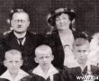 6542. I Komunia Swieta w Starym Gostyniu (1937 r.), w gornym rzedzie od lewej Jerzy Hrabak (kierownik szkoly), szambelanowa Tekla Potworowska z Goli i ksiadz Leonard Tybiszewski - proboszcz starogostynski