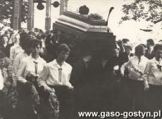 6544. Pogrzeb ksiedza Jozefa Mysliwego - proboszcza starogostynskiego (Stary Gostyn, 1966 r.)