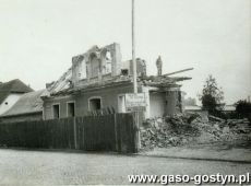 6547.Rozbiorka domu przy ulicy PPR 16 (obecnie Kolejowa) w Gostyniu - 1977 r. (na jego miejscu wybudowano blok mieszkalny)