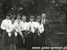 6548.Pozegnanie absolwentek Szkoly Podstawowej w Szelejewie (1986 r.)