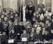 6550.Swiety Mikolaj w przedszkolu w Pudliszkach (1948 r., zdjecie wykonane przed palacem).JPG