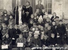 6550.Swiety Mikolaj w przedszkolu w Pudliszkach (1948 r., zdjecie wykonane przed palacem).JPG