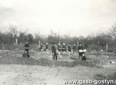 6555.Uczniowie Szkoly Podstawowej w Bodzewie przy budowie szkolnego boiska sportowego (1966 r.)