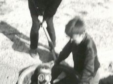6556.Uczniowie Szkoly Podstawowej w Bodzewie przy budowie szkolnego boiska sportowego (1966 r.)