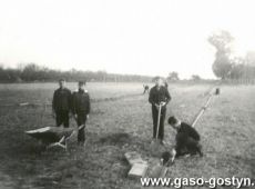 6557.Uczniowie Szkoly Podstawowej w Bodzewie przy budowie szkolnego boiska sportowego (1966 r.)