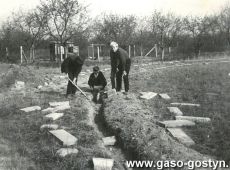 6558.Uczniowie Szkoly Podstawowej w Bodzewie przy budowie szkolnego boiska sportowego (1966 r.)