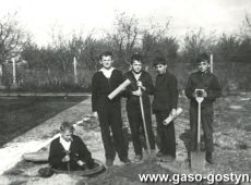 6559.Uczniowie Szkoly Podstawowej w Bodzewie przy budowie szkolnego boiska sportowego (1966 r.)