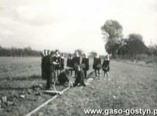 6560.Uczniowie Szkoly Podstawowej w Bodzewie przy budowie szkolnego boiska sportowego (1966 r.)